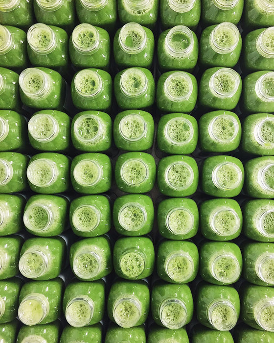 Billede af mange friske flotte og grønne greenwitch energigrød lavet på øko grøntsager